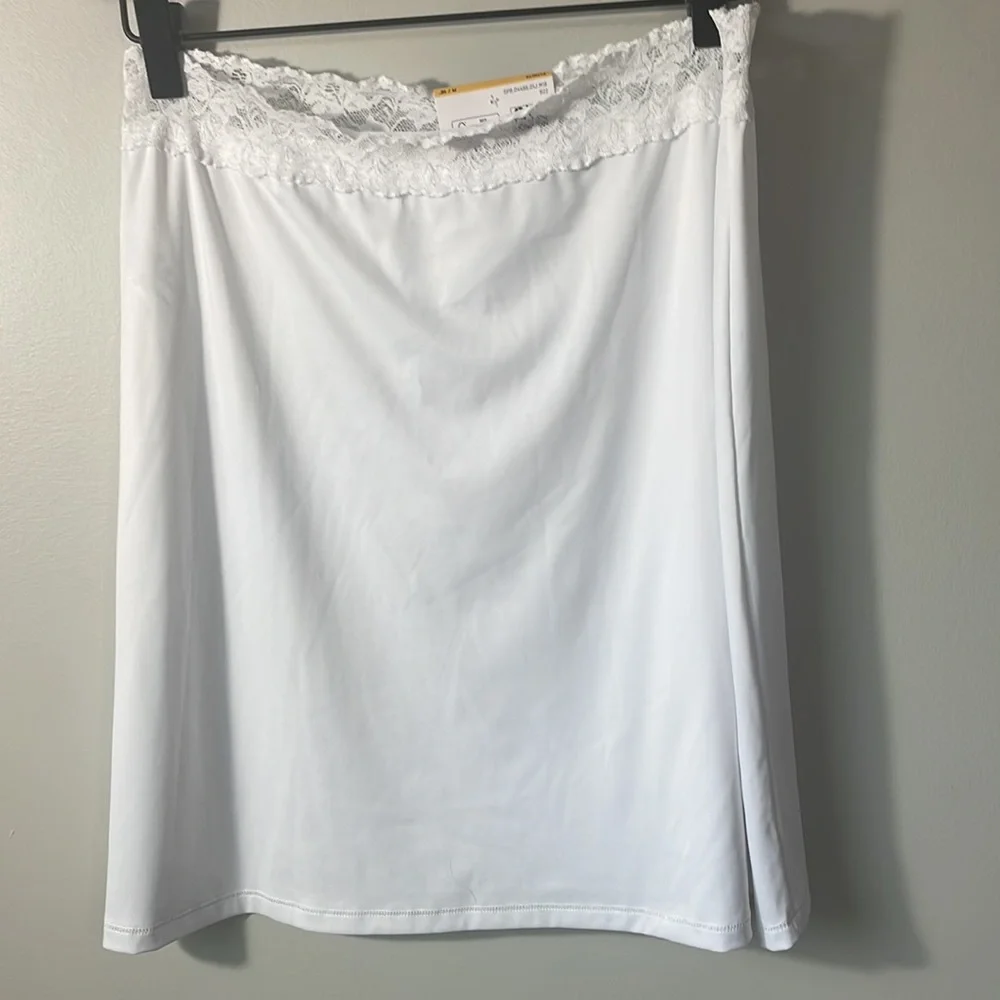 Nwt vanity fair half slip in white, size m 18” length can be adjusted.